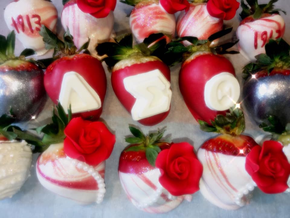 Themed Chocolate-Covered Strawberries (1dz)